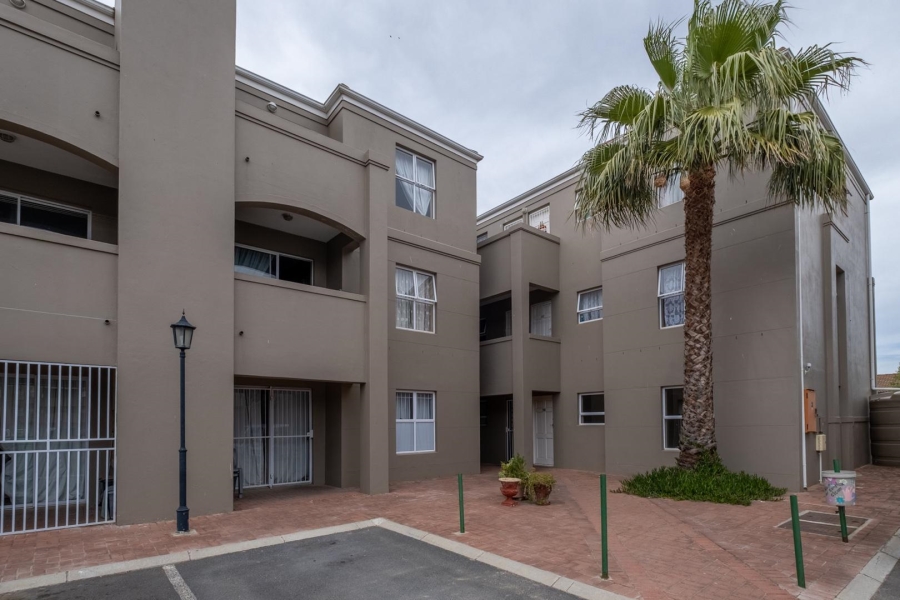 To Let 2 Bedroom Property for Rent in Uitzicht Western Cape